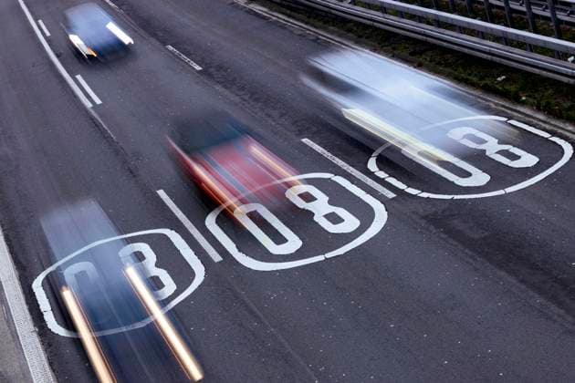 Piktogramme auf der Fahrbahn weisen Autofahrer auf dem Kölner Autobahnring auf Tempolimit 80 Stundenkilometer hin. (Themenbild, Symbolbild) Köln, 19.11.2020