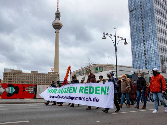 Bilder des Jahres 2020, News 11 November News Themen der Woche KW47 News Bilder des Tages Schweigemarsch durch Berlin am 22. November 2020 in Berlin Am 22. November fand deutschlandweit der sogenannte Schweigemarsch in mehreren deutschen Städten statt - auch in Berlin wo sich ca. 1400 Teilnehmer versammelten welche vom S-Bahnhof Bornholmer Straße zum Alexanderplatz zogen - sie demonstrierten gegen Impfungen aber auch die aktuelle Coronapandemie - Der Protestmarsch wurde von permantentem Gegenprotest begleitet welcher auch eine Sitzblockade schuf welche aufgelöst wurde. Der Schweigemarsch läuft zum Alexanderplatz, im Hintergrund sieht man den Fernsehturm. Berlin Berlin Germany