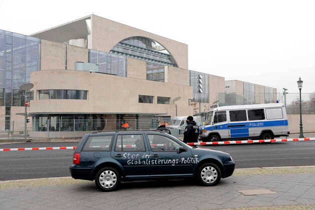 Bilder des Jahres 2020, News 11 November News Themen der Woche KW48 News Bilder des Tages 25 . 11 . 2020 , Berlin Mitte : Am heutigen Morgen ist ein dunkler Pkw bis zum Eingangstor des Bundeskanzleramtes vorgedrungen . Auf dem Fahzeug steht : Stop der Globalisierungs-Politik und Ihr verdammten Kinder - und alte Menschen - Mörder .