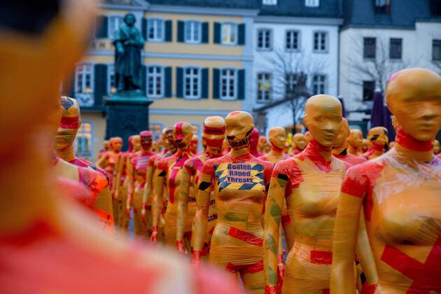 Bilder des Jahres 2020, Entertainment 11 November Entertainment Themen der Woche KW48 Entertainment Bilder des Tages Bonn, Demonstrationen am Tag gegen Gewalt an Frauen Kundgebung am 25.11.2020 auf dem Münsterplatz in Bonn Anlaesslich des Internationalen Tags gegen Gewalt an Frauen. Der Internationale Tag zur Beseitigung von Gewalt gegen Frauen wird jährlich zur Bekämpfung von Diskriminierung und Gewalt jeder Form gegenüber Frauen begangen. Auch bekannt als Internationaler Tag gegen Gewalt an Frauen oder International Day for the Elimination of Violence against Women. Das Foto ziegt die Kunstinstallation Broken als Mahnmal gegen Gewalt an Frauen. Bonn Innenstadt Nordrhein-Westfalen Deutschland