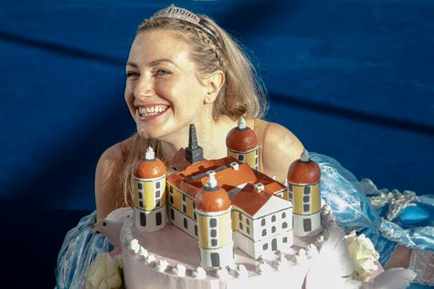 Bilder des Jahres 2020, Entertainment 11 November Entertainment Themen der Woche KW48 Entertainment Bilder des Tages Aschenbrödel - die Schauspielerin Sandra Maria Huimann - posiert mit der neuen Hochzeits-Torte die das Barockschloß Moritzburg darstellt. Vor der barocken Schloßkulisse in Moritzburg sollen ab Juli 2021 wieder Aufführungen des Erfolgsmusicals Drei Haselnüsse für Aschenbrödel stattfinden.