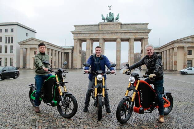 Bilder des Jahres 2020, Entertainment 11 November Entertainment Themen der Woche KW48 Entertainment Bilder des Tages 27.11.2020, Berlin, Deutschland - Pressetermin: TV-Star Aaron Troschke investiert in eMobility-Unternehmen eROCKIT. Foto: v.l. Philipp John, Co-Founder ReachHearo und Geschaeftspartner von Aaron Troschke, Aaron Troschke, Moderator und Influencer und Andreas Zurwehme, Geschaeftsfuehrer von eRockit.