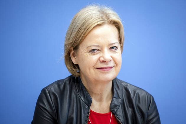 Gesine Loetzsch, haushaltspolitische Sprecherin der Bundestagsfraktion DIE LINKE, aufgenommen waehrend einer Pressekonferenz zu den Ergebnissen der Bereinigungssitzung des Haushaltsausschusses zum Bundeshaushalt 2021 in der Bundespressekonferenz in Berlin, 27.11.2020. Berlin Deutschland