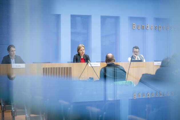 V.l.n.r.: Sven Christian Kindler, haushaltspolitischer Sprecher der Bundestagsfraktion BUENDNIS90 DIE GRUENEN, Gesine Loetzsch, haushaltspolitische Sprecherin der Bundestagsfraktion DIE LINKE, und Otto Fricke, haushaltspolitischer Sprecher der Bundestagsfraktion FDP, aufgenommen waehrend einer Pressekonferenz zu den Ergebnissen der Bereinigungssitzung des Haushaltsausschusses zum Bundeshaushalt 2021 in der Bundespressekonferenz in Berlin, 27.11.2020. Berlin Deutschland