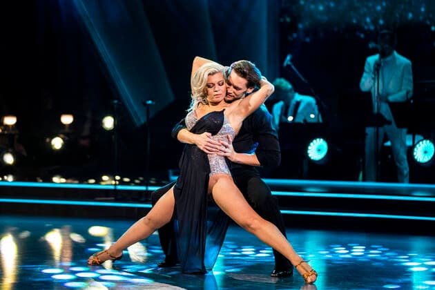 Bilder des Jahres 2020, Entertainment 11 November Entertainment Themen der Woche KW48 News Bilder des Tages SARA & MORTEN - RUMBA Dancing With A Stranger (Acoustic) - Sam Smith. Vild med dans program 9 paa TV2. Kendte dyster om at blive aarets bedste dansere i Vild Med Dans saeson 17 i Koebenhavn, fredag den 27. november 2020. , Copyright: MartinxSylvestx cop200 spdk20201127-204116-L