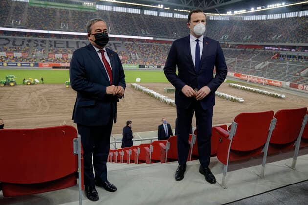 Bilder des Jahres 2020, News 12 Dezember News Themen der Woche KW49 News Bilder des Tages MP von NRW und Bundesgesundheitsminister besuchen Impfzentrum in Duesseldorf Ministerpraesident von NRW Armin Laschet und Bundesgesundheitsminister Jens Spahn besuchen gemeinsam Impfzentrum und einem Rundgang durch das Stadtion der Fortuna Duesseldorf Duesseldorf Nordrhein-Westfalen
