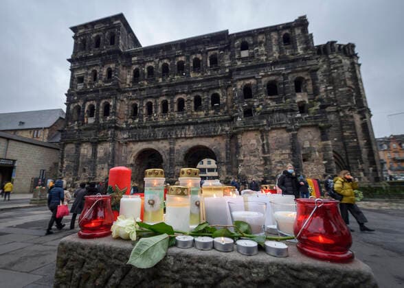 Bilder des Jahres 2020, News 12 Dezember News Themen der Woche KW49 News Bilder des Tages Trier trauert am Mittwoch 02.12.2020) in der Fussgängerzone um die Opfer der Amokfahrt vom Vortag. Nach der Amokfahrt in Trier mit fünf Toten ist gegen den 51-Jährigen Tatverdächtigen Haftbefehl wegen Mordes erlassen worden. Dies entschied der Haftrichter am Mittwoch, wie ein Sprecher der Polizei mitteilte. Das Tatmotiv ist weiter unklar.