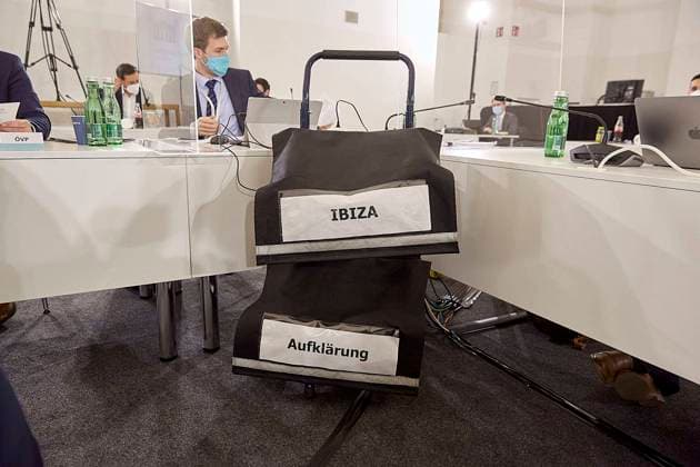 Bilder des Jahres 2020, News 12 Dezember News Bilder des Tages - Wien 02.12.2020 - Heute wurde im Parlament der Untersuchungsausschuss zur Ibiza-Affäre fortgestzt. Das Ibiza-Video führte zur Regeirungsauflösung der ÖVP-FPÖ Koalition 2019. Im Mittelpunkt steht u.a. der damalige FPÖ Bundesparteichef und Vizekanzler Strache. PHOTO: Das Wagerl vor der ÖVP reklamiert Ibiza Aufklärung . Vienna (Austria) - The parliamentary inquiry committee into the Ibiza affair was continued in Parliament today. The Ibiza video led to the dissolution of the ÖVP-FPÖ coalition 2019. The focus was on the then FPO federal party leader and vice chancellor Strache. Ibiza-Untersuchungsausschuss