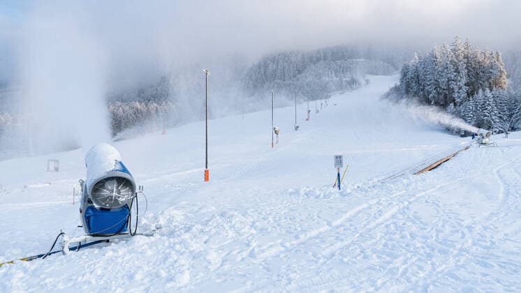 Bilder des Jahres 2020, News 12 Dezember News Themen der Woche KW49 News Bilder des Tages 03.12.2020 Schneekanonen im Einsatz, Heiligwasserwiese, Patscherkofel, Igls, Innsbruck, Tirol, Austria Patscherkofelbahn Talstation Heiligwasserpiste Schneekanone in Aktion Propellermaschine Schneeerzeuger Beschneier Beschneiungsanlage maschinelle Erzeugung von Schnee Kunstschnee auf Skipisten Beschneiung von Skipiste technischer Schnee Skiabfahrt Schiabfahrt Schipiste Piste Pistenbeschneiung Winter