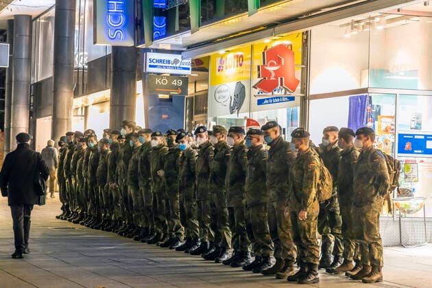 Bilder des Jahres 2020, News 12 Dezember News Themen der Woche KW49 News Bilder des Tages Soldaten treten an nach ihrem Dienst in der Landeshauptstadt Stuttgart. Die Bundeswehr hilft den Gesundheitsämtern, Corona-Kontakte nachzuvollziehen. DEU, Deutschland, Baden-Württemberg, Stuttgart, 03.12.2020