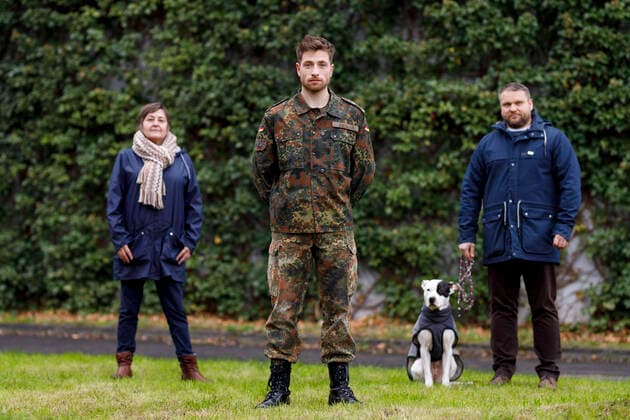 Bilder des Jahres 2020, Entertainment 12 Dezember Entertainment Themen der Woche KW49 Entertainment Bilder des Tages Cäcilie Breithecker, Dominik Flade und Detlef Förster mit Hund Bella beim Fototermin am Set der RTL TV-Serie Alles was zählt in den MMC-Studios in Ossendorf. Köln, 03.12.2020