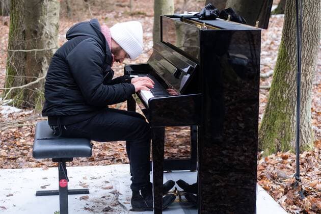 Bilder des Jahres 2020, Entertainment 12 Dezember Entertainment Themen der Woche KW49 Entertainment Bilder des Tages Der Pianist Igor Levit gab am Freitag (04.12.2020) an der gerodeten Schneise im Dannenroeder Forst fuer den Klimaschutz ein Konzert. Mit dem Auftritt hat Igor Levit ein Zeichen gegen die Abholzungen in dem Waldstueck fuer den Weiterbau der Autobahn 49 gesetzt. Mit dem Song Danny Boy - ein altes irisches Volkslied - wolle er auch den Aktivisten danken, die das moeglich gemacht haetten, sagte Levit. Das Konzert wurde mit Funklautsprechern zu den Umweltschuetzern im Wald uebertragen. (Siehe epd-Meldung vom 04.12.2020) Pianist Igor Levit spielt im Dannenroeder Forst