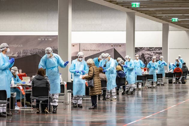 Bilder des Jahres 2020, News 12 Dezember News Themen der Woche KW49 News Bilder des Tages Innsbruck 04.12.2020, Messe, Innsbruck, AUT, Corona Massentests in Innsbruck, In den Bundesländern Vorarlberg und Tirol sowie der Bundeshaupstadt Wien starten, die flächendeckenden, österreichweiten Corona-Massentestungen, im Bild die Situation in der Teststation in der Innsbrucker Messe the situation in the test station at the fair in Innsbruck during In the federal provinces of Vorarlberg and Tyrol as well as the capital Vienna, the nationwide, Austria-wide corona mass tests at the Messe in Innsbruck, Austria on 2020 12 04.