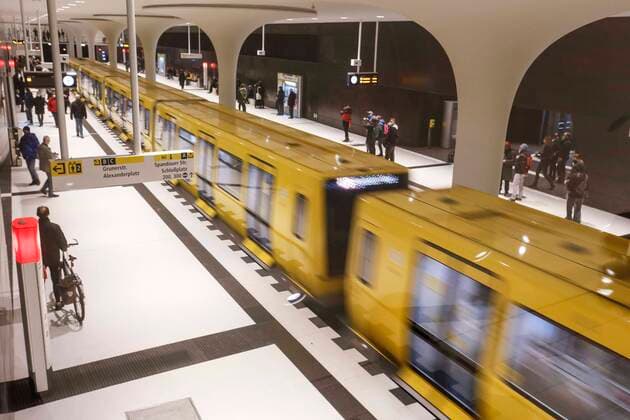 Bilder des Jahres 2020, News 12 Dezember News Themen der Woche KW49 U-Bahn U5 Berlin Berlin, DEU, 05.12.2020 - U-Bahn Zug der Linie U5 in der neu eroeffneten U-Bahn Station Rotes Rathaus . Berlin Berlin Deutschland
