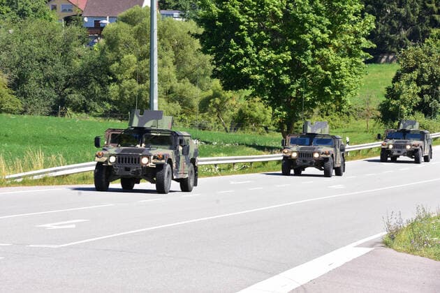 US-Army Fahrzeuge in einer Kolonne Fahrzeuge der US-Army fahren in einer Kolonne in der Nähe von Grafenwöhr Hörmannsdorf Bayern Germany