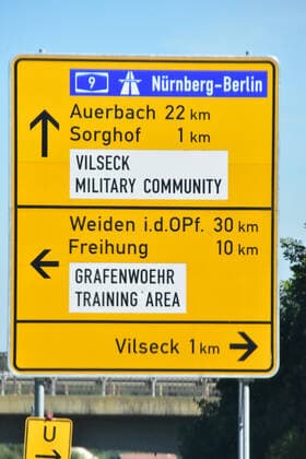 Ortsschild der Stadt Vilseck in der Oberpfalz Straßenschild im Bereich der Stadt Vilseck mit Hinweisen zum Truppenübungsplatz der US-Army in Grafenwöhr Vilseck Bayern Germany