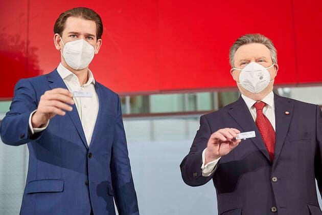 News Themen der Woche KW50 Bilder des Jahres 2020, News 12 Dezember News Bilder des Tages - Wien 07.12.2020 - Coronavirus Krise - Heute besuchten der österreichische Bundeskanzler und der Wiener Bürgermeister in der Messe Wien die Corona-Massentests mittels Antigen-Schnelltests. In ganz Österreich werden vor Weihnachten Massentests durgeführt. PHOTO: (v.L.)Bundeskanzler Sebastian Kurz (ÖVP) und Bürgermeister Michael Ludwig (SPÖ) präsentieren nach ihrem Besuch, bei der anschliessenden Pressekonferenz, ihre negativen Antigen-Schnelltests. Vienna, Austria - Coronavirus Crisis - Today the Austrian Chancellor and the Mayor of Vienna visited the corona mass tests using rapid antigen tests at the Vienna Exhibition Center. Mass tests are carried out across Austria before Christmas. Test. Wien Corona Massentests