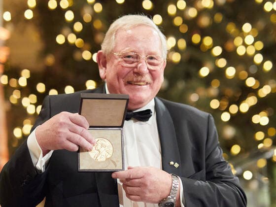 Bilder des Jahres 2020, News 12 Dezember News Themen der Woche KW50 Astrophysiker Reinhard Genzel erhaelt den Physik Nobelpreis am 08.12.2020 in der Staatskanzlei in Muenchen. Nobelpreis Medaille. Strictly editorial use ! Foto:Bernhard Ludewig nobelprize.org via Sven Simon Fotoagentur GmbH & Co. Pressefoto