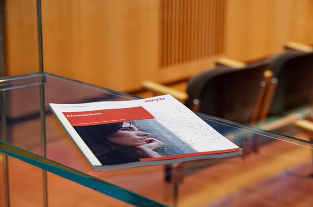 2020-12-07, Berlin, Deutschland - Bundespressekonferenz: Der SoVD Sozialverband Deutschland und das Fachgebiets Soziologie ländlicher Räume der Universitäten Göttingen und Kassel, stellen die Ergebnisse eines im Auftrag des SoVD erstellten Gutachtens zum Thema Einsamkeit und soziale Isolation vor und mahnen insbesondere vor dem Hintergrund der Corona-Pandemie dringenden Handlungsbedarf an.