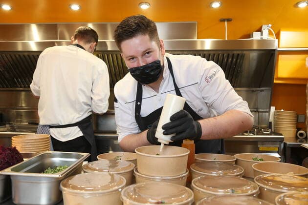 Bilder des Jahres 2020, Entertainment 12 Dezember Entertainment Themen der Woche KW50 Entertainment Bilder des Tages Hamburg Weihnachtsmenu to Go Hamburg Spitzenkoch Stefan Fäth arbeitet normalerweise in seinem Restaurant Jellyfish, in Corona-Zeiten bietet er jetzt ein Gourmet-Menu to Go vom Foodtruck aus an, der vor dem Alstertal Einkaufszentrum AEZ steht, Hamburg Poppenbüttel 11.12.2020