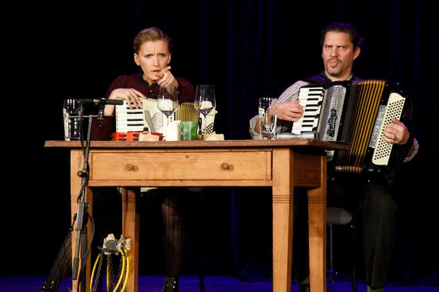 Bilder des Jahres 2020, Entertainment 12 Dezember Entertainment Themen der Woche KW50 Amelie Magdeburg und Andreas Bittl bei der musikalischen Lesung A Weihnachtsgschicht nach Charles Dickens von und mit Liesl Weapon und Andreas Bittl im Kleinen Theater Haar Digital. Haar, 11.12.2020