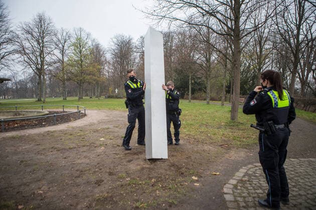 Bilder des Jahres 2020, News 12 Dezember News Themen der Woche KW50 News Bilder des Tages Mysteriöser Monolith - In Hamburg aufgestellt - Polizei macht kurzen Prozess 12.12.20 - Hamburg: Auf der ganzen Welt wurden mysteriöser Monolithen aufgestellt. Von wen oder was ist unklar. Vermutungen gehen von Alians bis zum Werbetrick für eine Netflixserie. In Hamburg wurde jetzt ein Monolith in Harburg aufgestellt. In der Parkanlage Schwarzenberg stand die Säule plötzlich. Vermutlich wurde sie über Nacht aufgestellt. Die Polizei, die auf die kipplige Säule aufmerksam wurde, musste die Gefahr beseitigen und kippte diese mit Muskelkraft um. Hamburg Schwarzenberg Hamburg Deutschland Copyright: xSebastianxPetersx
