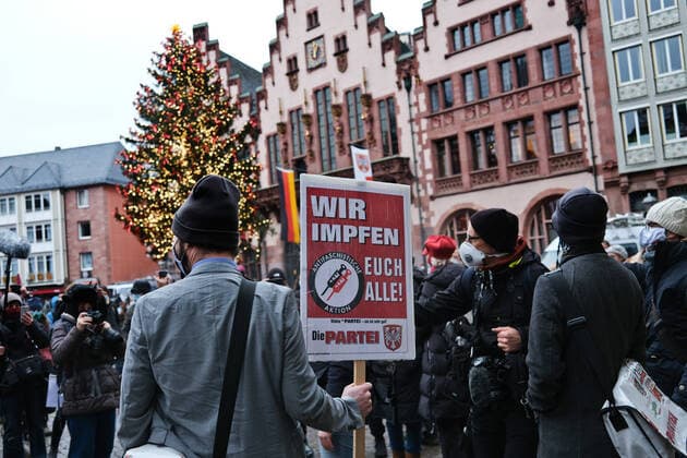Bilder des Jahres 2020, News 12 Dezember News Themen der Woche KW50 12.12.2020, Frankfurt, DEU Querdenker und Antifa Demonstranten treffen sich auf dem Roemerberg in Frankfurt. Anhaenger von Die Partei sind auch dabei