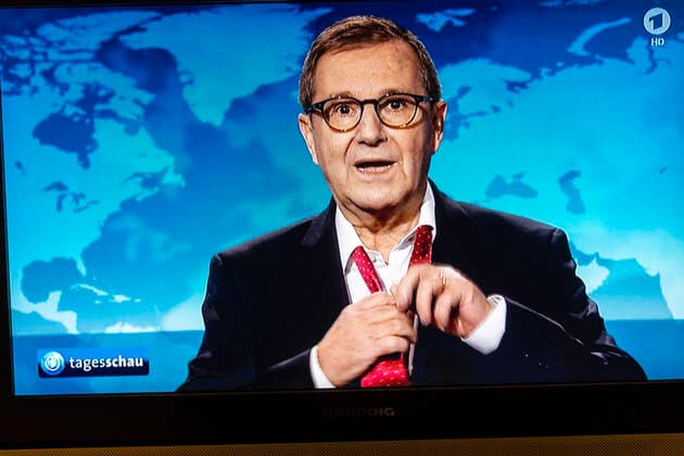 Bilder des Jahres 2020, Entertainment 12 Dezember Entertainment Bilder des Tages Letzte Tagesschau von Jan Hofer. Der Nachrichtensprecher ist seit 2004 Chefsprecher der Tagesschau im Ersten Deutschen Fernsehen, jetzt geht er in den Ruhestand. DEU, Deutschland, Hamburg, 14.12.2020