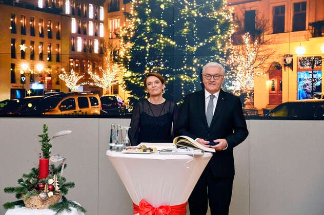 Bilder des Jahres 2020, Entertainment 12 Dezember Entertainment Bilder des Tages Bundespräsident Frank-Walter Steinmeier und Ehefrau Elke Büdenbender tragen sich nach der Aufzeichnung der ZDF-Sendung Weihnachten mit dem Bundespräsidenten in das Goldene Buch der Stadt ein. Bernau bei Berlin, 16.12.2020