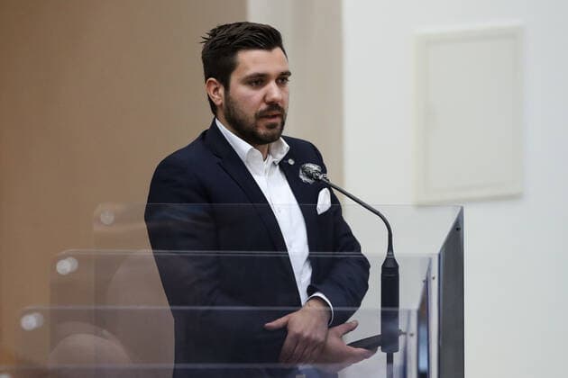 Stellv.Fraktionsvorsitzender Tobias Rausch (AfD,Sachsen Anhalt) - Landtagssitzung im Landtag von Sachsen Anhalt Aktuelle Debatte zum oeffentlichen Rundfunk und der Rundfunkgebuehrenerhoehung, zum ersten mal seit Beginn der Corona Pandemie sind wieder alle 87 Abgeordneten auf ihrem eigenen Platz zur Sitzung im Plenarsaal zugelassen. Es wurden für jeden Abgeordneten Plexiglaskabinen auf seinem Platz gebaut.