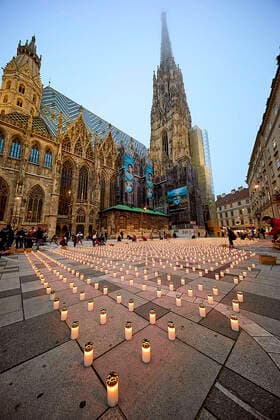 Bilder des Jahres 2020, News 12 Dezember News Bilder des Tages - Wien 18.12.2020 - Coronavirus Krise - Heute wurden von der Caritas , zum stillen Gedenken an die Corona-Toten vor dem Stephansdom 5.127 Lichter aufgestellt die jede an einen am Coronavirus Verstorbenen erinnern soll. Vienna, Austria - Coronavirus Crisis - Today, Caritas put up 5,127 lights in front of St. Stephen s Cathedral to quietly commemorate the coronavirus deaths, each light is intended to remind one of those who died of the coronavirus until today. Lichtermeer für Corona-Tote vor Stephansdom
