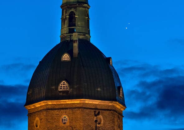 Bilder des Jahres 2020, News 12 Dezember News Bilder des Tages Die Planeten Jupiter (unten) und Saturn stehen zur so genannten Grossen Konjunktion dicht nebeneinander hinter dem Turm der St. Annen Kirche in Annaberg-Buchholz. Alle 20 Jahre begegnen sich unsere größten Planeten von der Erde aus gesehen auf ihrer Bahn um die Sonne. Manche Astronomen und Historiker vermuten, dass der Stern von Betlehem zur Zeit von Jesu Geburt eine Große Konjunktion in den Jahren 7 bis 6 v. Chr. gewesen sein könnte. Die nächste enge Begegnung der Planeten findet erst am 15. Mai 2080 wieder statt. Annaberg-Buchholz Sachsen Deutschland