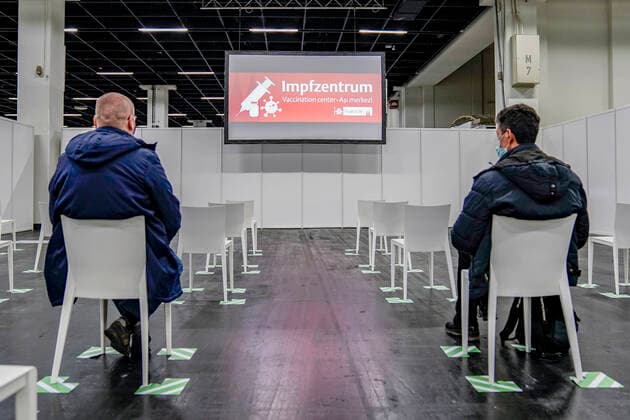News Themen der Woche KW52 Bilder des Jahres 2020, News 12 Dezember News Bilder des Tages Testlauf mit Probanden im neuen Impfzentrum in der Messe Koeln Aktuell, 22.12.2020, Koeln; Symbolfoto und Symbolbild Probanden bei der Videoaufklaerung zur Corona Impfung im neuen Impfzentrum in der Messe Koeln Koeln Nordrhein-Westfalen Deutschland
