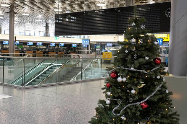 News Themen der Woche KW52 Bilder des Jahres 2020, News 12 Dezember News Bilder des Tages Kaum Flüge, wenige Passagiere, geschlossene Schalter und vorweihnachtliche Leere während des 2. Lockdowns am Hannover Airport. Langenhagen, 22.12.2020