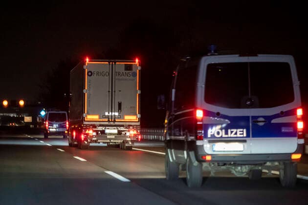 News Themen der Woche KW52 Bilder des Jahres 2020, News 12 Dezember News Bilder des Tages 26.12.2020 , Düsseldorf , Erster Corona - Impfstoff der Firma BionTech aus Mainz wird in NRW angeliefert , Kühllaster wird von 2 Fahrzeugen der Polizei begleitet , hier unterwegs im Bereich Düsseldorf.