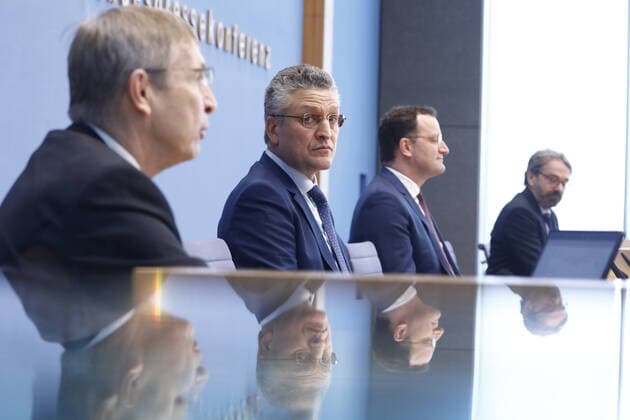 Bilder des Jahres 2020, News 12 Dezember News Themen der Woche KW53 News Bilder des Tages Prof. Dr. Klaus Cichutek, Präsident Paul-Ehrlich-Institut (PEI), Prof. Dr. Lothar H. Wieler, Präsident Robert Koch-Institut (RKI), Bundesminister für Gesundheit Jens Spahn, Deutschland, Berlin, Bundespressekonferenz, Thema: Corona-Lage und Start der Impfkampagne