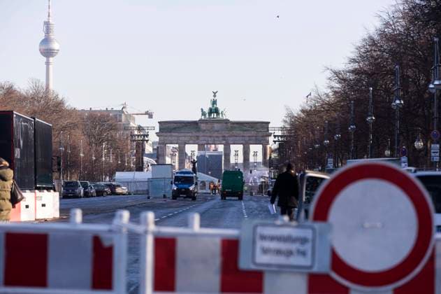 Bilder des Jahres 2020, News 12 Dezember News Themen der Woche KW53 News Bilder des Tages Vorbereitungen und Absperrungen zur jährlichen Silvesterfeier am Brandenburger Tor. Aufgrund der COVID-19-Abstandsregeln findet die Feier dieses Jahr nur als Fernsehübertragung ohne Livepublikum statt. Berlin, 30.12.2020
