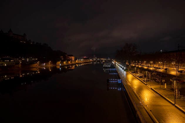 Bilder des Jahres 2021, News 01 Januar News Themen der Woche KW53 Wuerzburg, Stadtmitte, 01.01.2021, Silvester waehrend der Corona-Pandemie Bild: Durch eine Ausgangssperre und dem damit verbundenen Boellerverbot auf oeffentlichen Plaetzen, sind nur vereinzelnt Feuerwerke am Himmel zu sehen Copyright: HMBxMedia JulienxBecker
