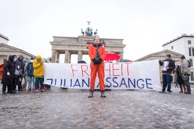 Bilder des Jahres 2021, News 01 Januar News Themen der Woche KW53 News Bilder des Tages Berlin, Freiheit für Julian Assange Protest Deutschland, Berlin - 03.01.2021: Im Bild sind Eindrücke vom Protest für die Freilassung Julian Assange (Gründer WikiLeaks, Journalist) auf dem Pariser Platz vor dem Brandenburger Tor zu sehen. Berlin Berlin Deutschland