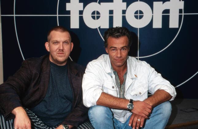 Tatort Köln Das Ermittler-Team bestehend aus Klaus J. Behrendt (rechts) und Dietmar Bär vom Tatort Köln vor dem Serienlogo in Köln, Deutschland 1997., Köln Nordrhein-Westfalen Deutschland