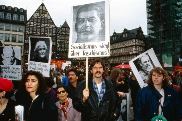 Maikundgebung Frankfurt 1992 Zuhörer schwenken Bilder von Anna Seghers und Josef Stalin bei der Maikundgebung zum 1. Mai in Frankfurt auf dem Römerberg, Deutschland 1992., Frankfurt Hessen Deutschland
