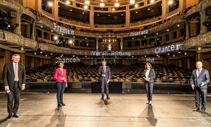 Bilder des Jahres 2021, News 01 Januar News Themen der Woche KW01 Traditionelles Dreikönigstreffen 2021 der FDP in Stuttgart. Aufgrund der Corona-Pandemie wurde die digitale Kundgebung live aus dem Opernhaus ohne Besucher übertragen. Von links: Dr. Hans-Ulrich RÜLKE (MdL, Vorsitzender der FDP DVP-Landtagsfraktion Ba-Wü.) - Judith SKUDELNY (MdB, Generalsekretärin der FDP Baden-Württemberg) - Christian LINDNER (MdB, FDP-Bundesvorsitzender) - Daniela SCHMITT (Spitzenkandidatin der FDP Rheinland-Pfalz) - Michael THEURER (MdB, FDP-Landesvorsitzender Baden-Württemberg). Deutschland, Baden-Württemberg, Stuttgart, 06.01.2021.