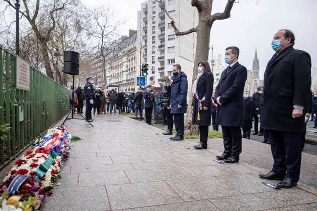 Bilder des Jahres 2021, News 01 Januar News Themen der Woche KW01 News Bilder des Tages 07 01 2021 - France Paris. Emmanuel Gregoire, 1er adjoint a la ville de Paris, Anne Hidalgo, maire de Paris, et Gerald Darmanin, ministre de l interieur, Francois Hollande lors de la Ceremonie en hommage au lieutenant de Police Ahmed Merabet, victime lors de l attaque contre la redaction du journal satirique Charlie Hebdo.