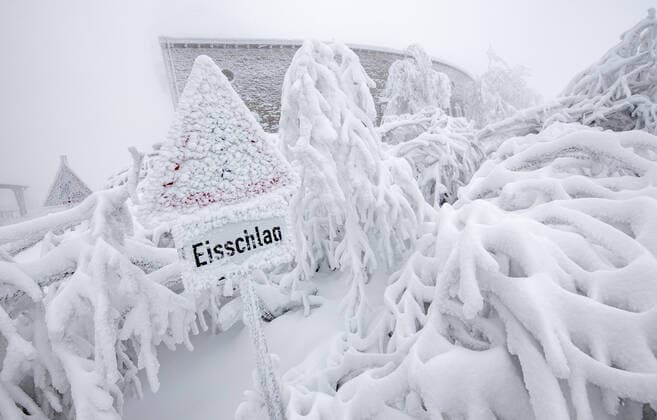 Bilder des Jahres 2021, News 01 Januar News Themen der Woche KW01 Entertainment Bilder des Tages Winter und Schneebruch im Taunus Tief verschneit ist die Landschaft am Großen Feldberg im Taunus am 08.01.2021. Wegen Schneebruch und Eisbruch sind die Zufahrtsstraßen gesperrt., Schmitten Deutschland