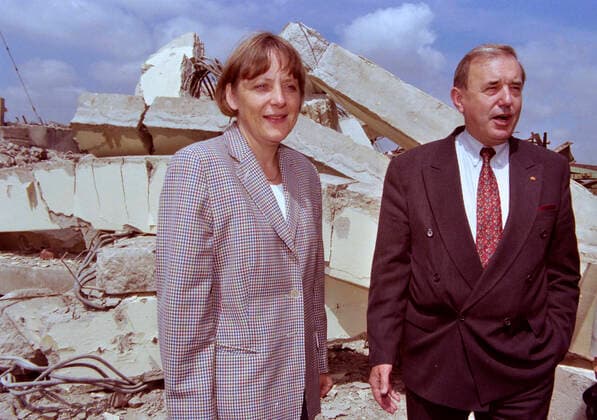 Angela Merkel Bitterfeld, DEU, 09.07.1997 - Bundesumweltministerin Angela Merkel besucht mit dem Chef der Bundesagentur fuer Arbeit Bernhard Jagoda eine ehemalige Chemiefabrik. Bitterfeld Sachsen-Anhalt Deutschland