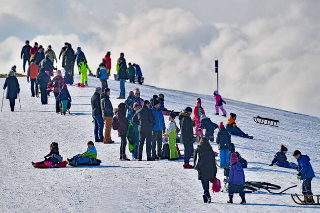 Bilder des Jahres 2021, News 01 Januar News Themen der Woche KW01 News Bilder des Tages Auf dem Riemer Berg im Riemer Park in Muenchen tummeln sich Schlittenfahrer und Spaziergaenger bei herrlichem Winterwetter am 09.01.2021 und trotzen der Verlaengerung des Lockdowns,