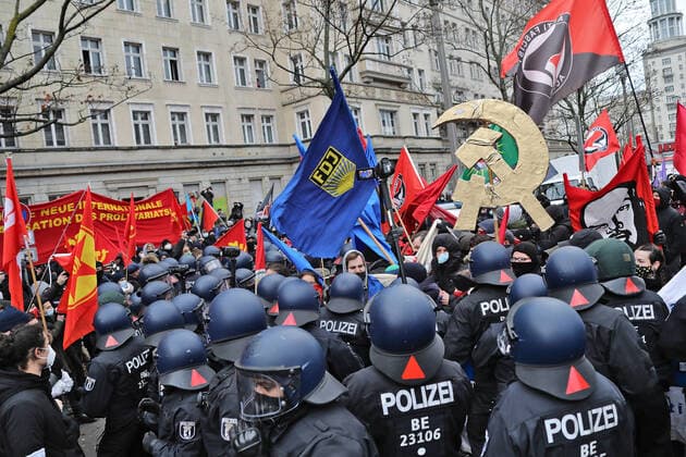 Bilder des Jahres 2021, News 01 Januar News Themen der Woche KW01 News Bilder des Tages Luxemburg und Liebknecht Demonstration 10.1.2021 Polizei versammelt sich unter FDJ-Flagge und Hammer und Sichel in Gold Berlin Berlin GER