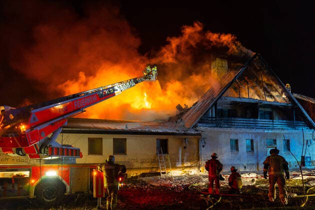 Bilder des Jahres 2021, News 01 Januar News Themen der Woche KW02 News Bilder des Tages 11.01.2021, Berlin, Deutschland, GER - Großbrand in einem leerstehenden Lokal in Berlin-Köpenick. Die Feuerwehr war mit 85 Einsatzkräften vor Ort. Die Löscharbeiten dauerten bis spät in die Nacht. Im Bild: Löscharbeiten über eine Drehleiter