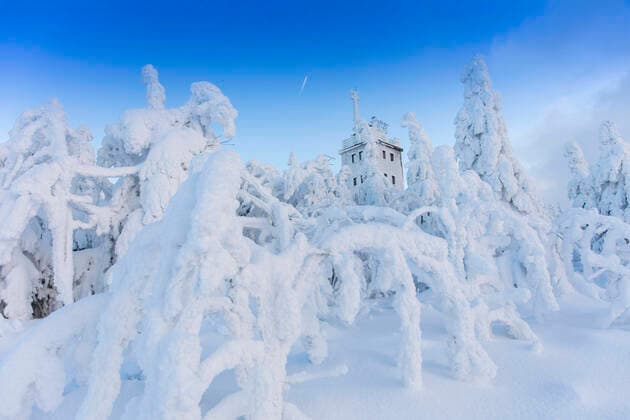 Bilder des Jahres 2021, News 01 Januar News Themen der Woche KW02 News Bilder des Tages 220110 Fichtelberg Traumhaftes Winterwetter auf dem Fichtelberg. Selbst die Sonne zeigte sich ab und an. Der Fichtelberg war wochenlang in Nebel, Nieselregen gehüllt. Am heutigen Sonntag schaute endlich die Sonne vorbei. Es entstand ein einmaliges Winterwonderland. Alles ist tiefvereist, verschneit. Auch die Bereitschaftspolizei war anwesend. Sie kontrollierten nahezu jeden Autofahrer und sprachen teilweise Bußgeldbescheide aus. Fichtelberg Sachsen Deutschland