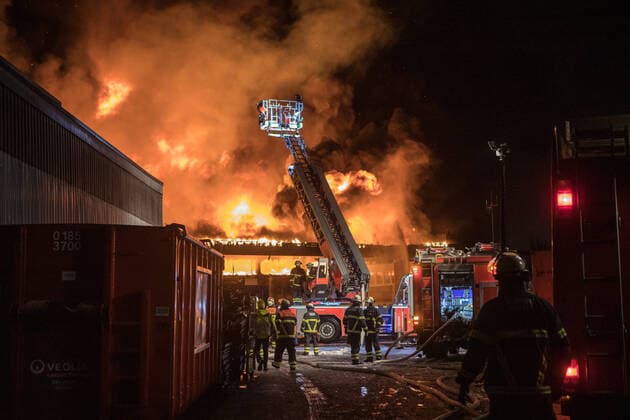 Bilder des Jahres 2021, News 01 Januar News Themen der Woche KW02 Großfeuer in Wilhelmsburg - Lagerhallen in Vollbrand 13.01.21 - Hamburg: Kurz nach 05:30 Uhr melden Anrufer ein Feuer in einer Lagerhalle in Hamburg-Wilhelmsburg. Aufgrund der Vielzahl der Anrufer, wird das Alarmstichwort schnell auf Feuer 2 Erhöht. Mehrere Löschzüge rücken nun zum Stenzelring aus. Vor Ort stellt der erst eintreffende Einsatzleiter schnell fest, das eine Lagerhalle in Vollbrand steht und das Feuer bereits auf eine zweite Lagerhalle übergegriffen hat. Sofort wird das Einsatzstichwort auf Feuer 5 erhöht. Großalarm! Fünf Löschzüge, diverse Freiwillige Feuerwehren und weitere Sonderkomponenten sind derzeit im Einsatz vor Ort und versuchen das Feuer unter Kontrolle zu bringen. Hamburg Deutschland Copyright: xSebastianxPetersx